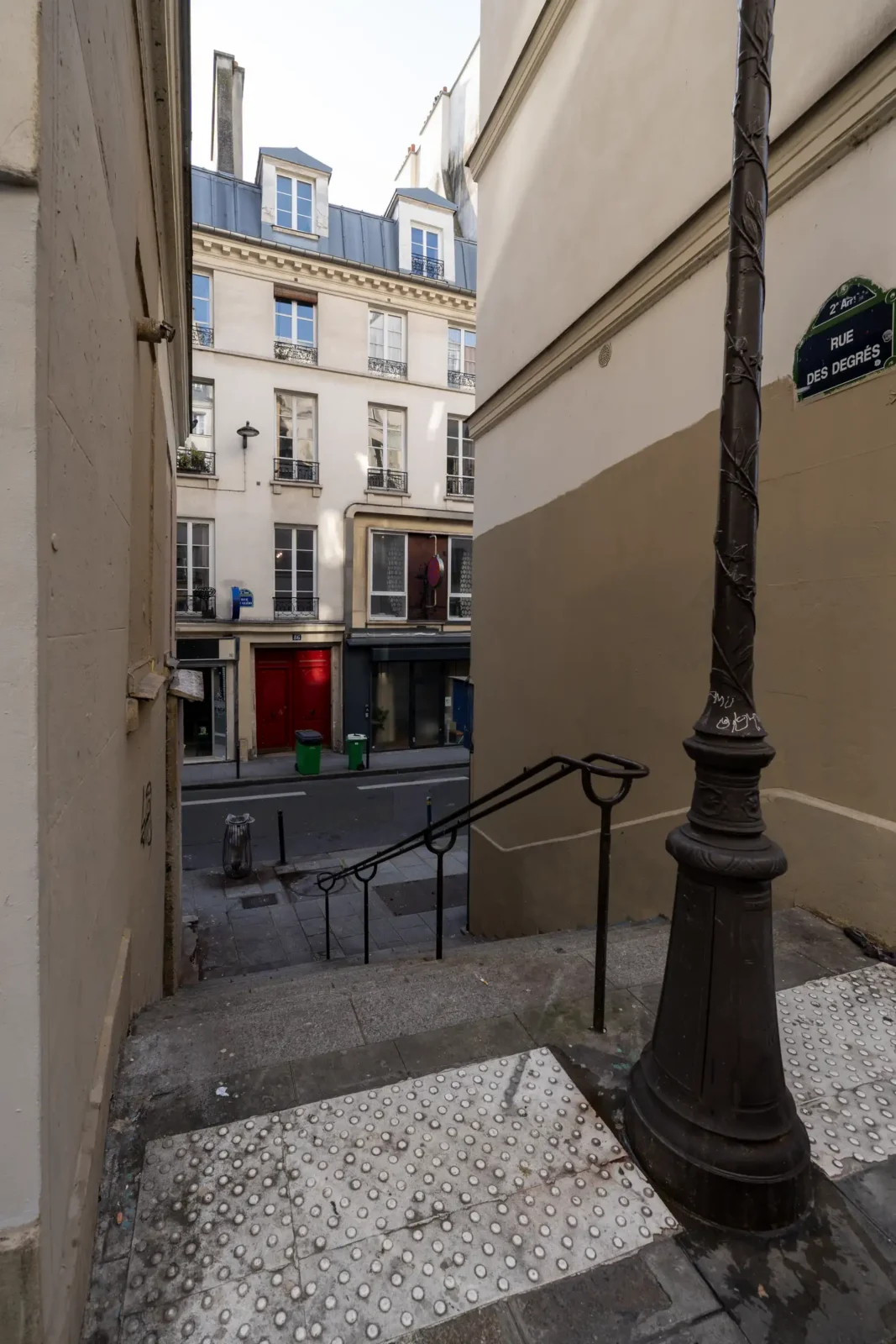 Vue plongeante sur la rue des Degrés à Paris avec un lampadaire ancien.