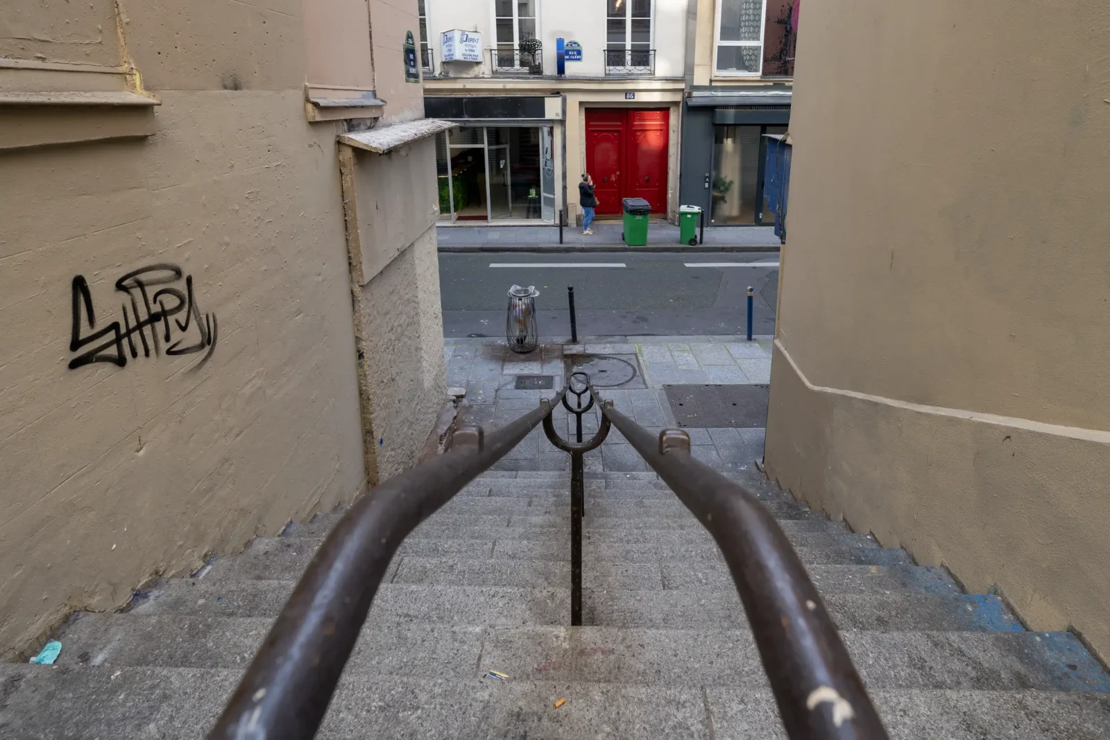 Vue plongeante sur les escaliers de la rue des Degrés à Paris en France.