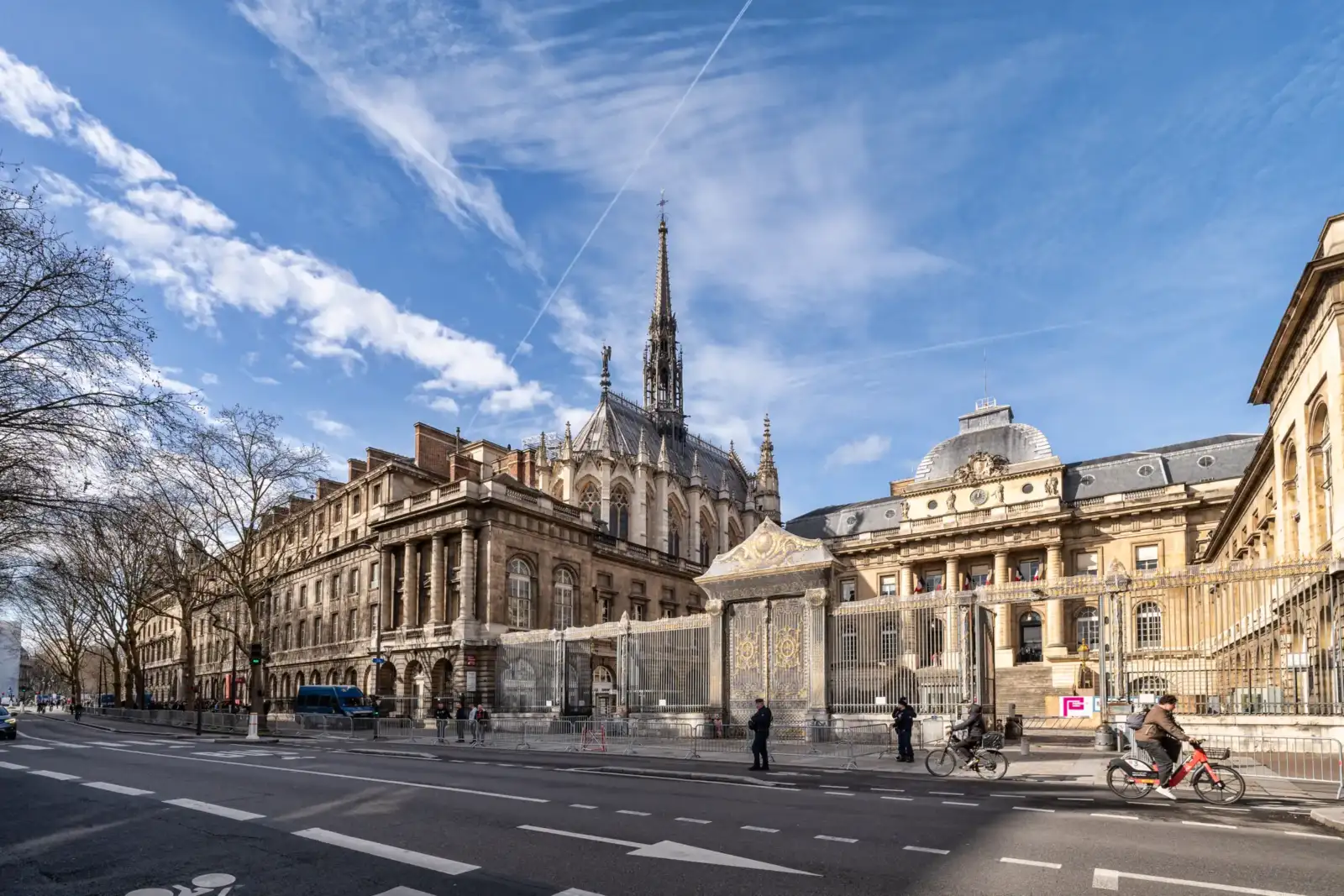 La façade de la Sainte-Chapelle à Paris sous un ciel bleu par une journée ensoleillée.