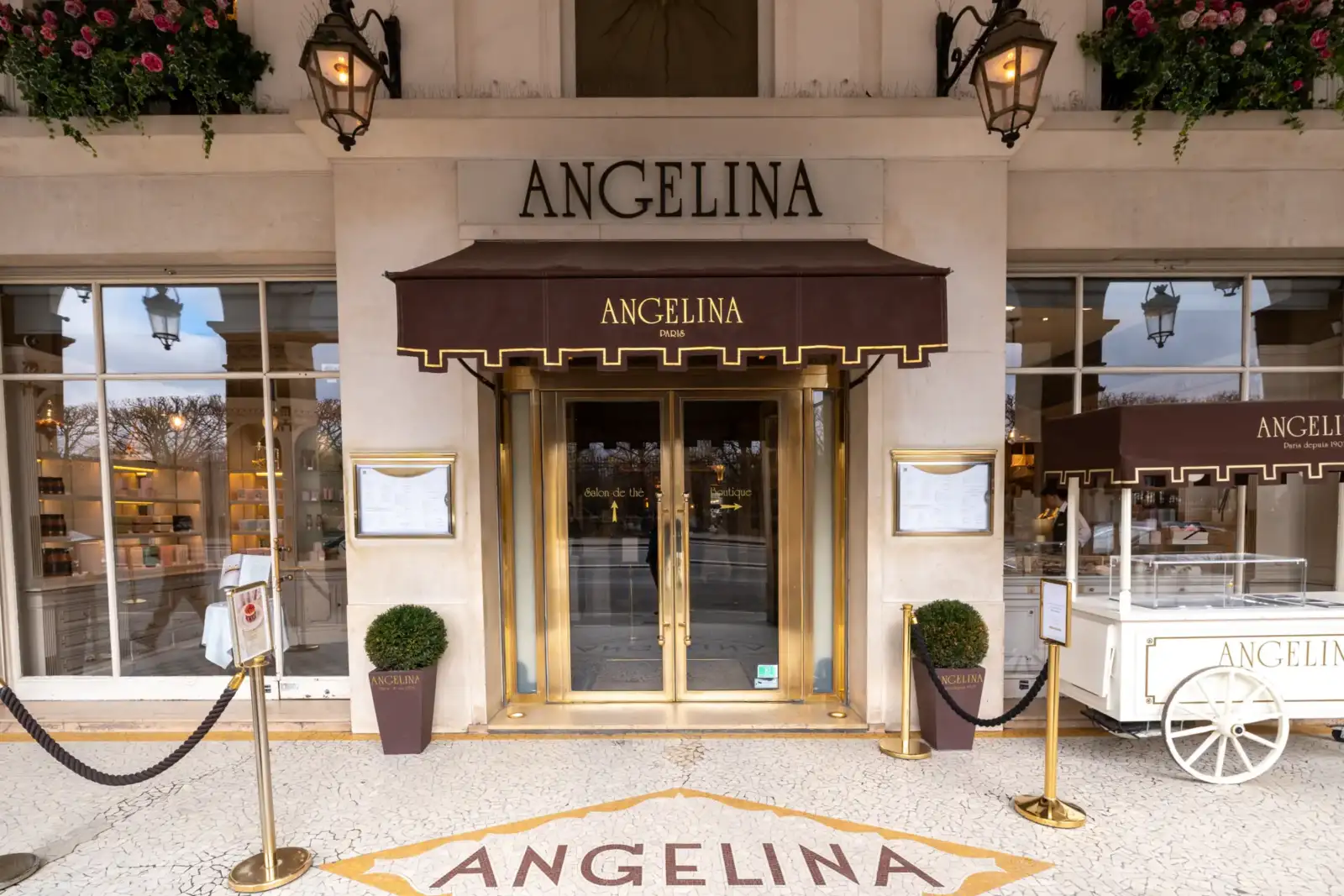 La devanture élégante du salon de thé Angelina avec son entrée dorée à Paris.