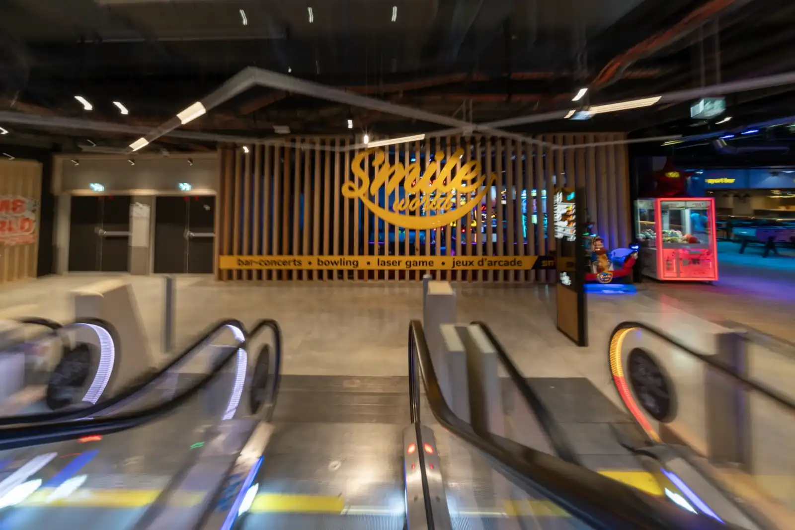 Vue floue en mouvement d'escalators menant à l'entrée du centre de loisirs Smile World.