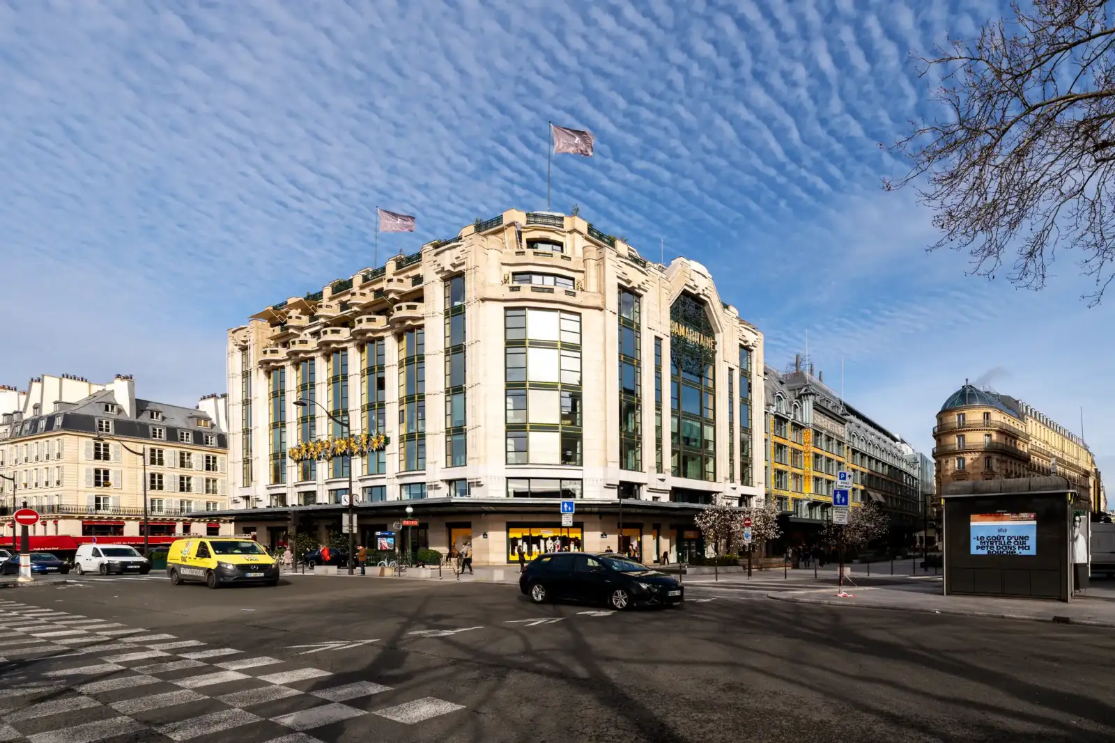 La façade imposante de l'hôtel Cheval Blanc Paris sous un ciel bleu très nuageux.