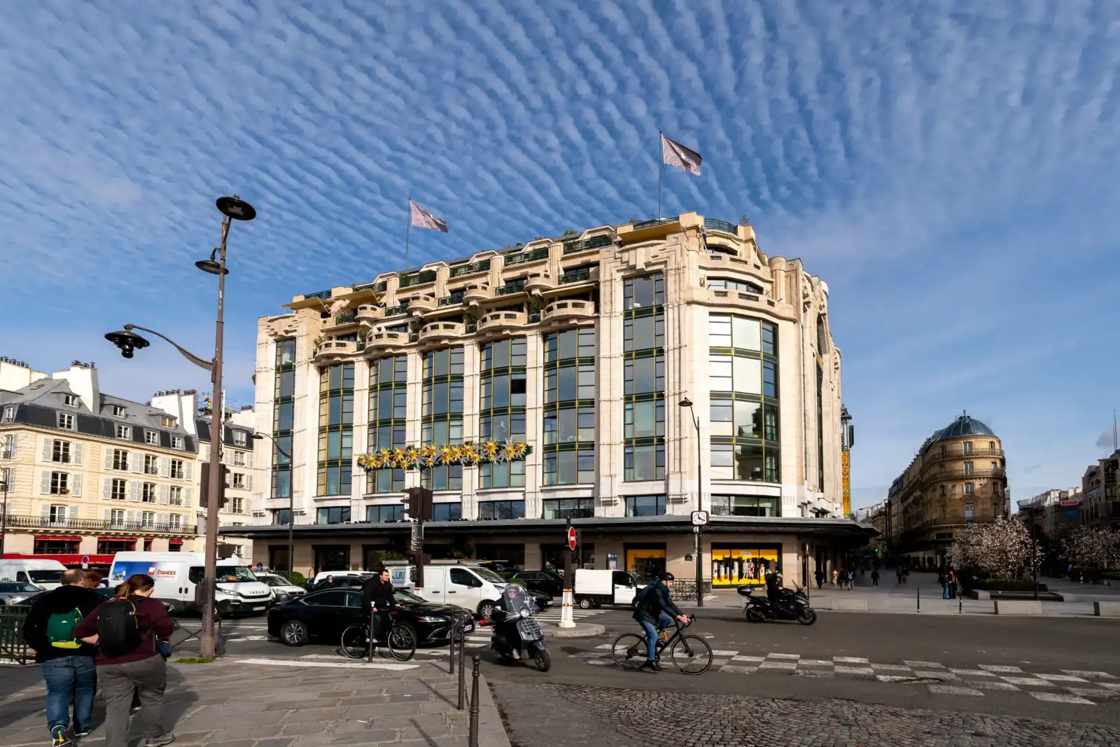 La façade imposante du Cheval Blanc Paris sous un ciel bleu parsemé de nuages.