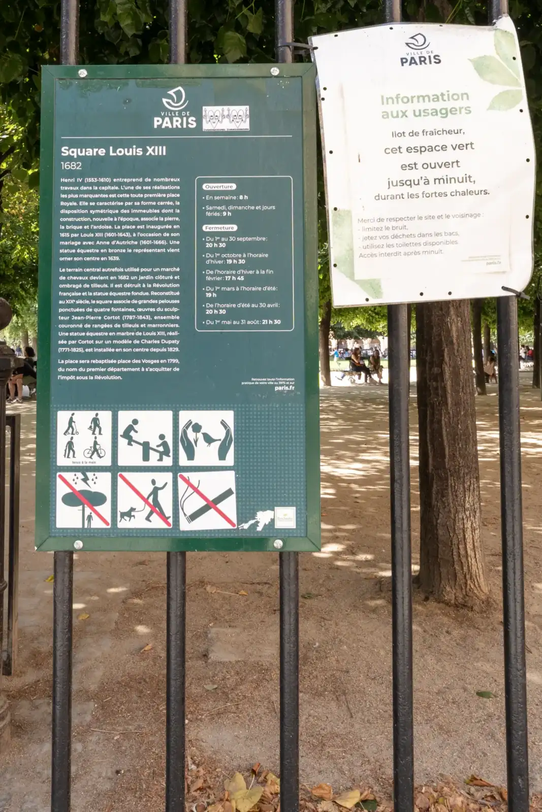 Panneaux informatifs verts de la Ville de Paris affichés à l'entrée du Square Louis XIII.