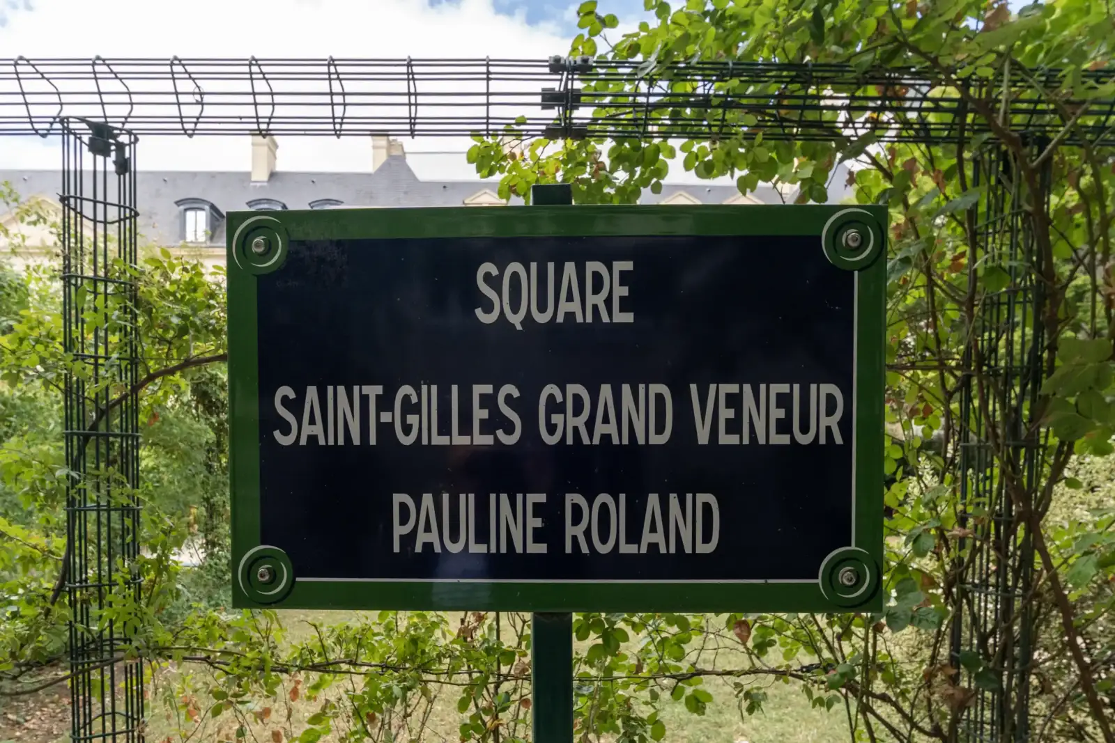 Un panneau bleu et vert indique le square Saint Gilles Grand Veneur Pauline Roland.