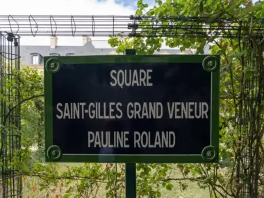 Un panneau bleu et vert indique le square Saint Gilles Grand Veneur Pauline Roland.