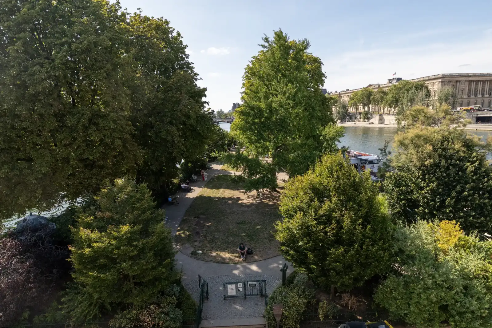 Vue aérienne du verdoyant Square du Vert Galant bordé par la Seine à Paris.