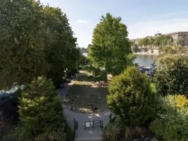 Vue aérienne du verdoyant Square du Vert Galant bordé par la Seine à Paris.