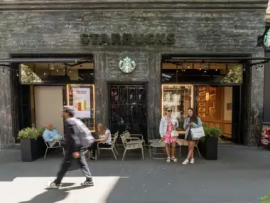 Une vue de rue du Starbucks de l Opéra à Paris avec des clients.