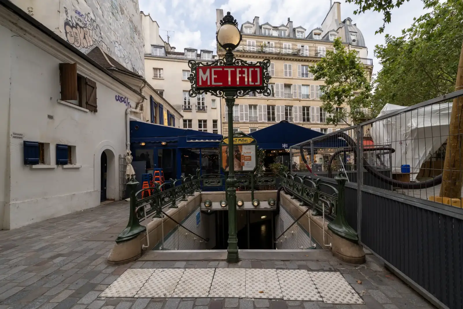 Entrée de la station de métro Saint-Michel à Paris avec son emblématique panneau rouge.