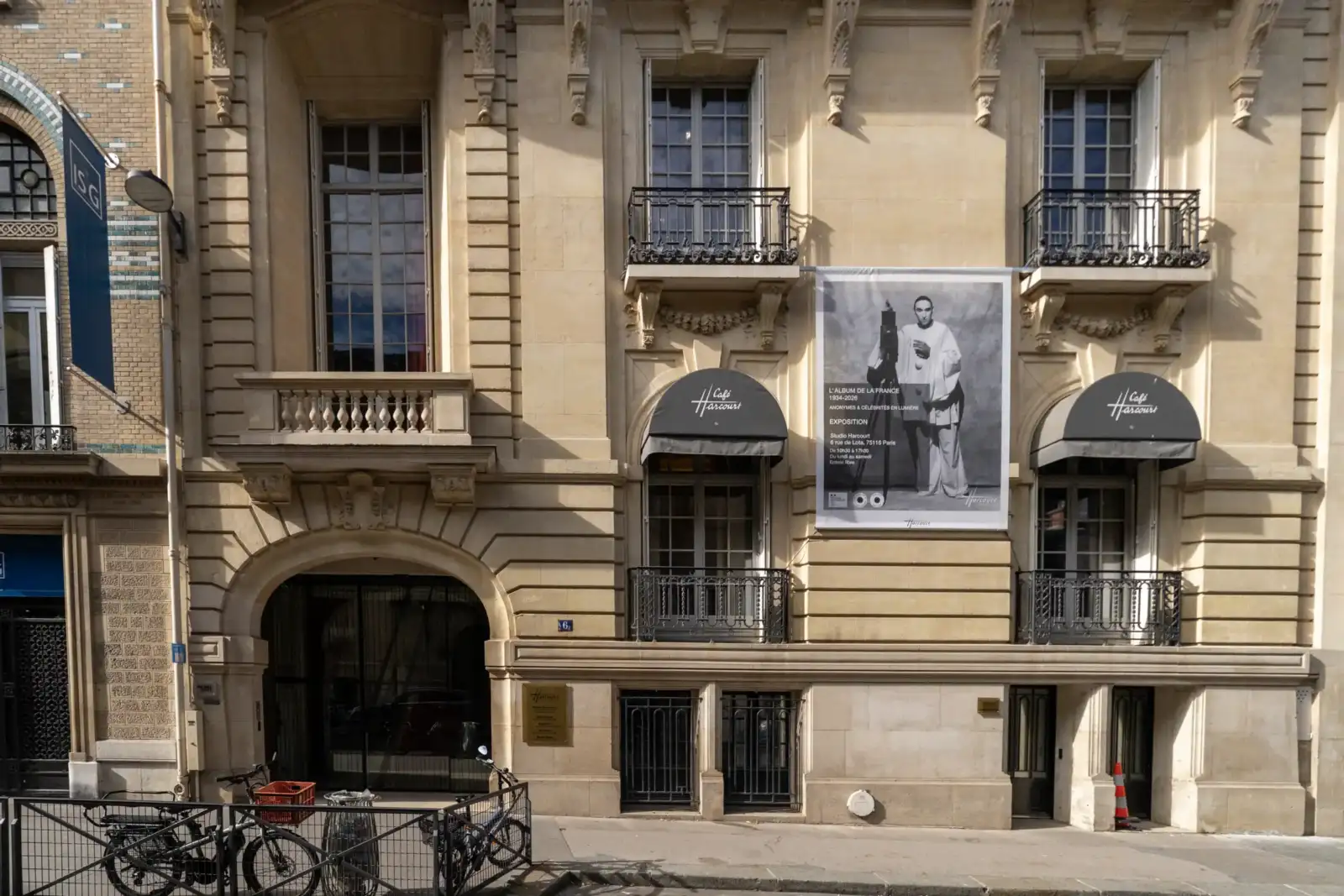 La façade parisienne en pierre claire abrite l'entrée principale du célèbre Studio Harcourt.