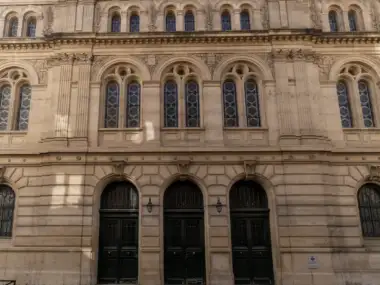 Façade monumentale en pierre claire de la synagogue des Tournées à Paris.