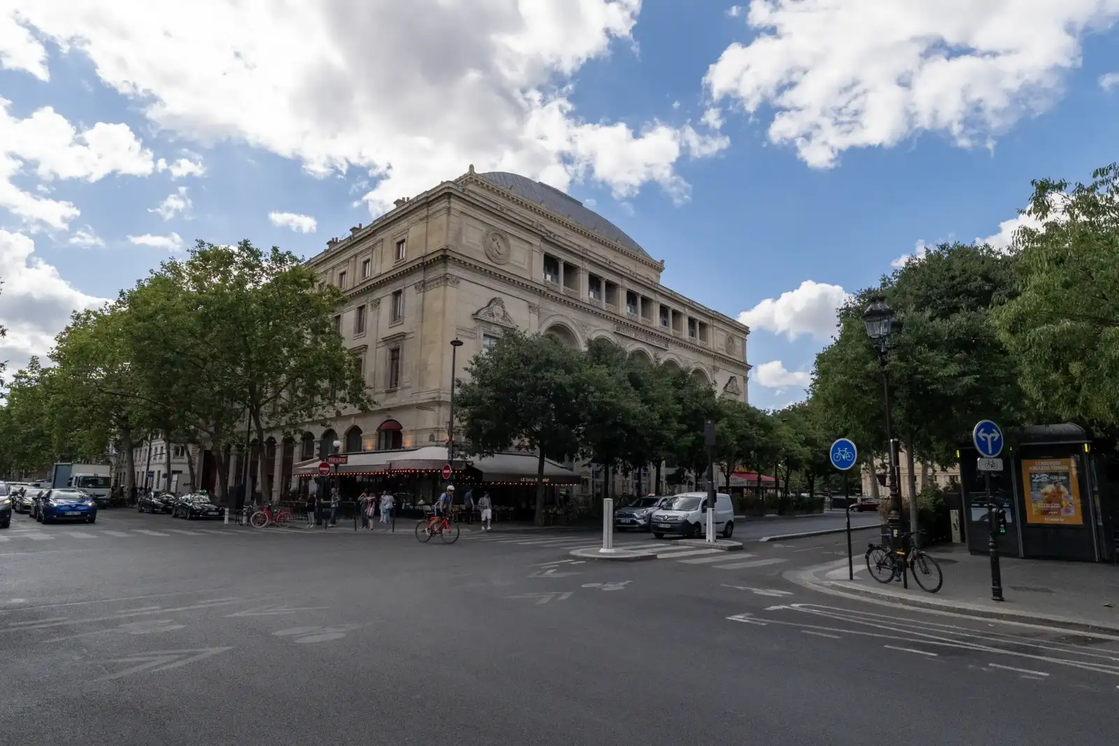 Vue grand angle de la magnifique façade classique du théâtre de la Ville à Paris.