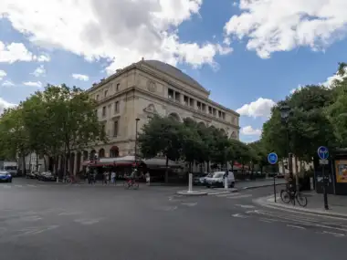 Vue grand angle de la magnifique façade classique du théâtre de la Ville à Paris.