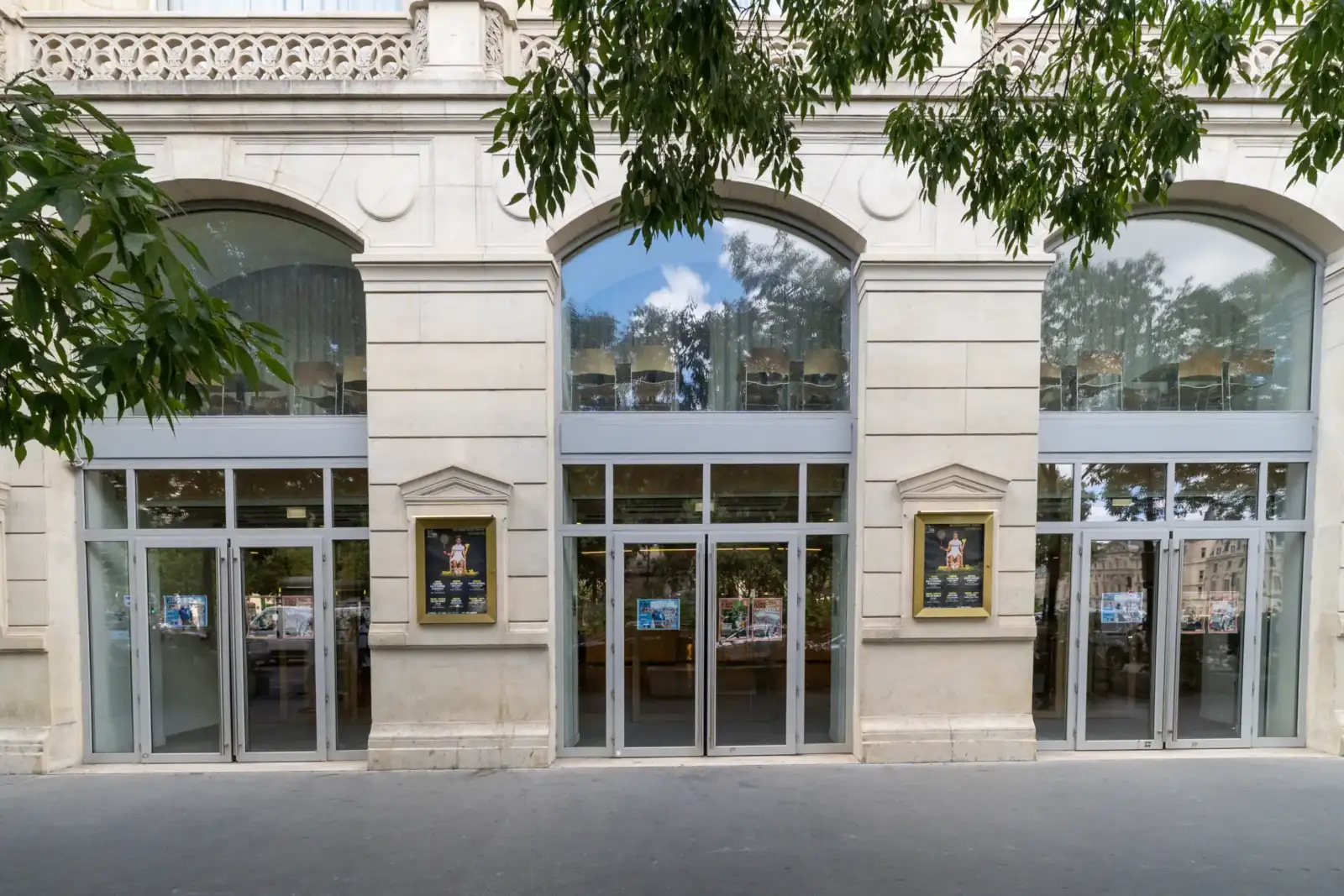 La magnifique façade claire du théâtre de la Ville Sarah Bernhardt à Paris.
