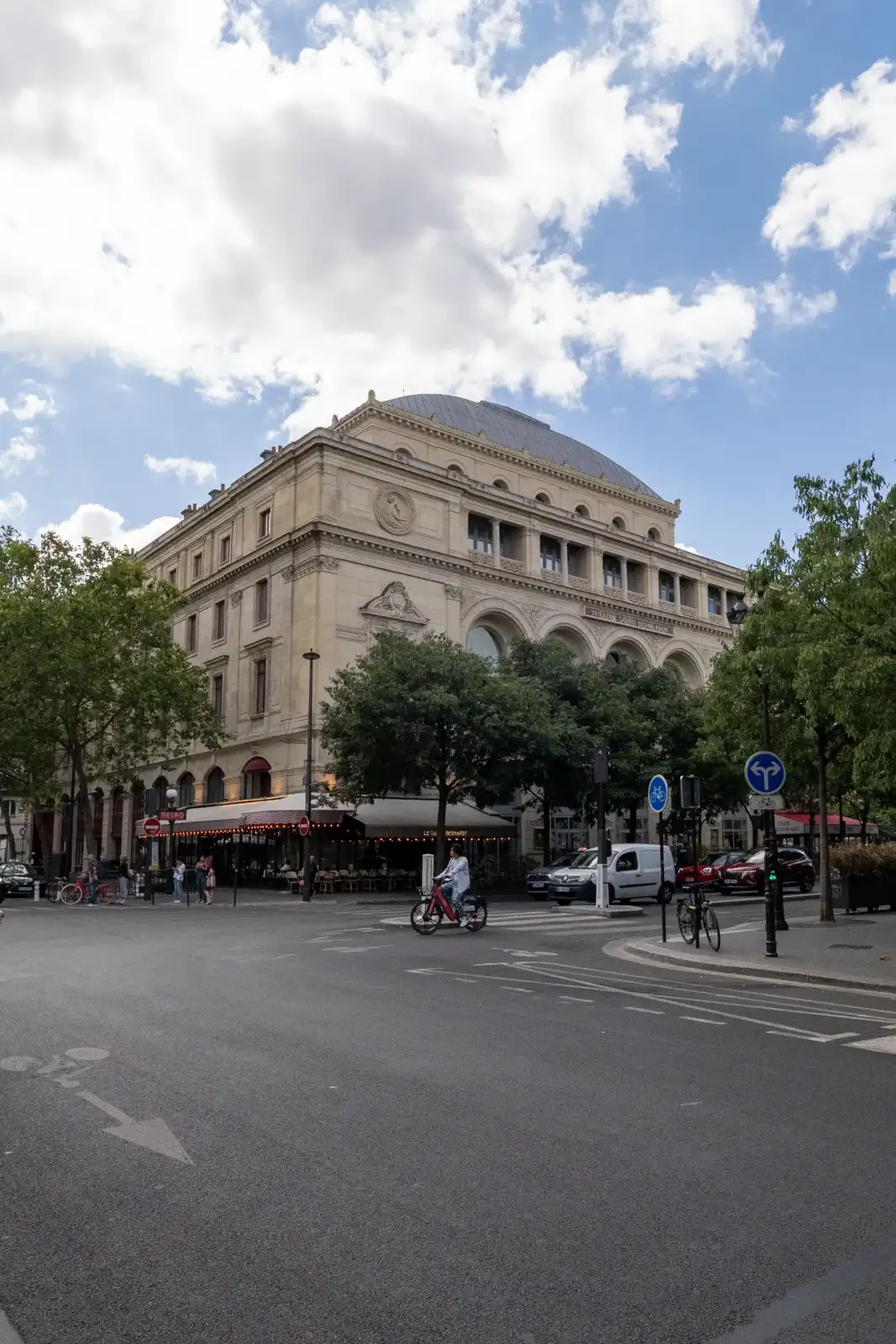 Façade classique du Théâtre de la Ville sous un ciel nuageux à Paris.