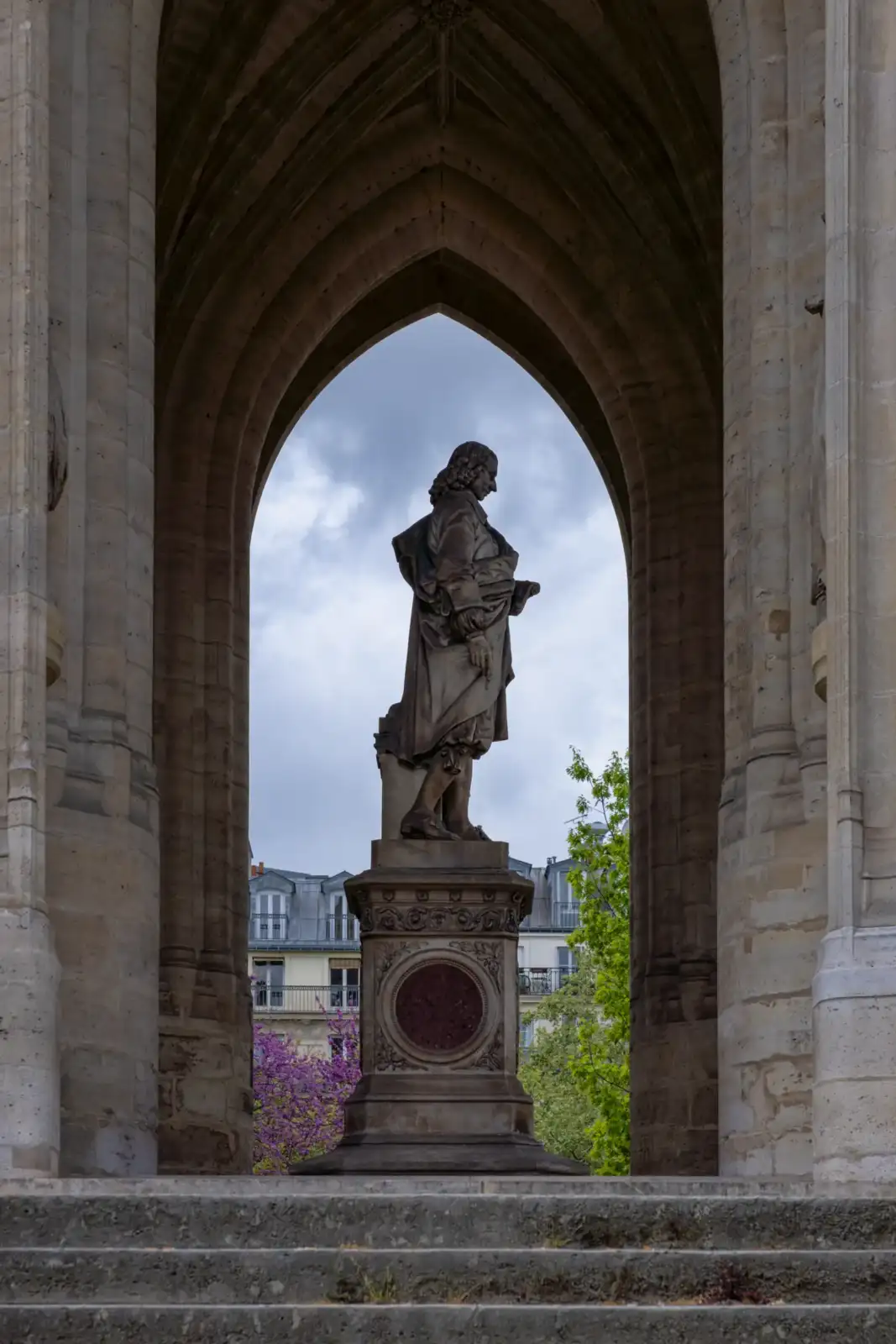 La statue de Blaise Pascal se dresse sous l'arche gothique de la tour Saint-Jacques.