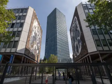 Vue en contre-plongée de la haute Tour Zamansky encadrée par deux bâtiments universitaires parisiens.