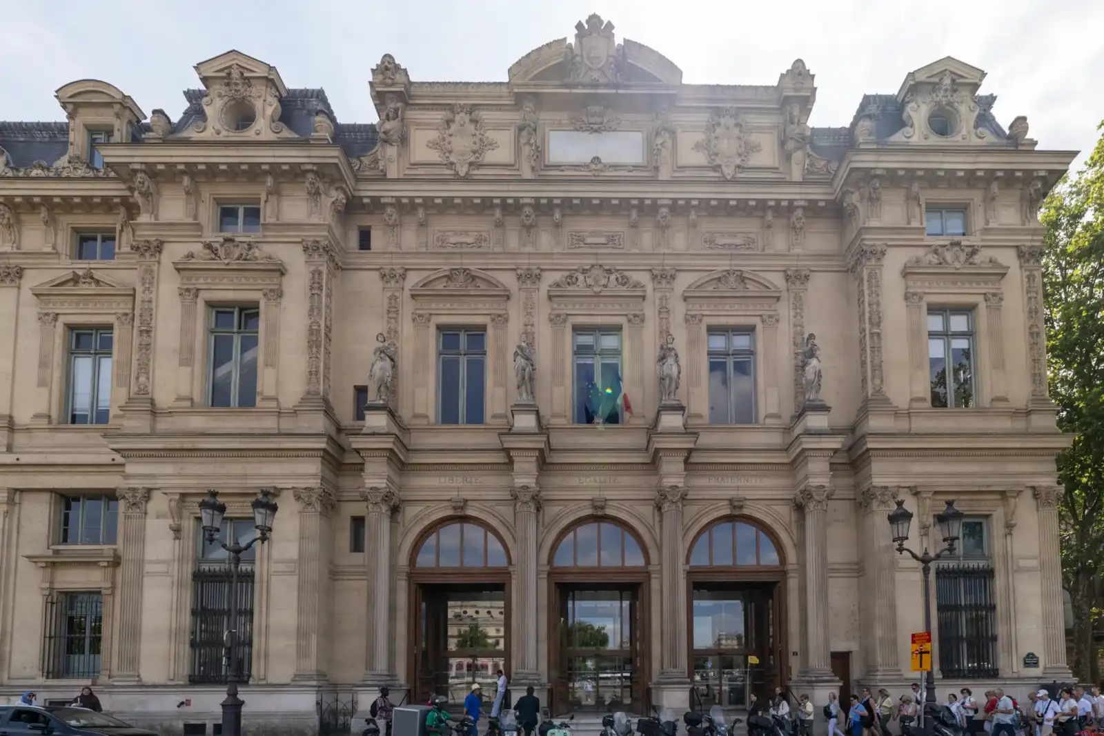 Vue de face de la façade classique et sculptée du tribunal de commerce de Paris.