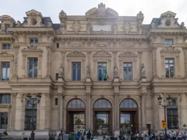 Vue de face de la façade classique et sculptée du tribunal de commerce de Paris.