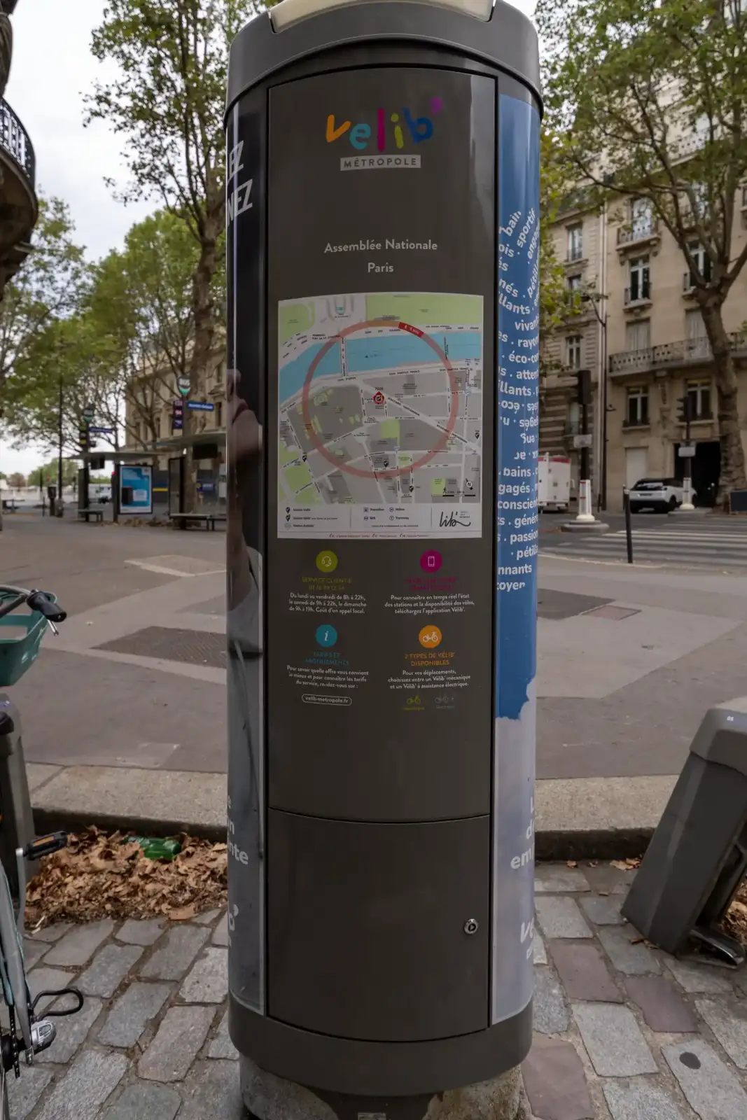 Une borne grise de signalisation Vélib à Paris affichant une carte du quartier.