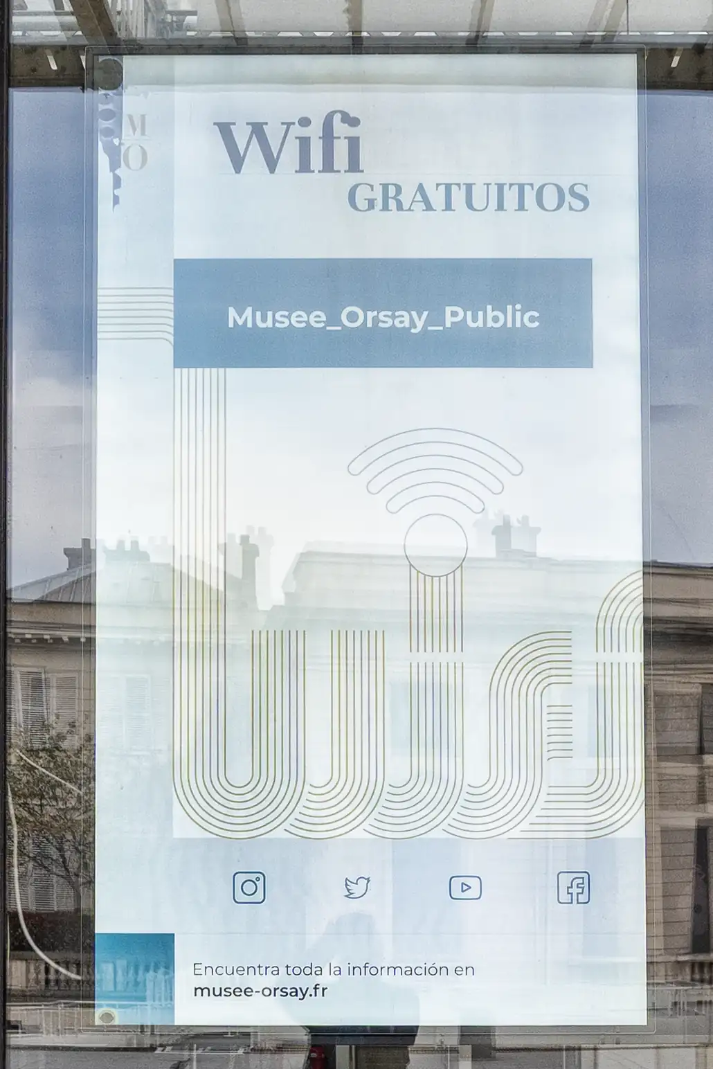 Une affiche informative indique le réseau wifi gratuit du musée d Orsay avec des graphismes.